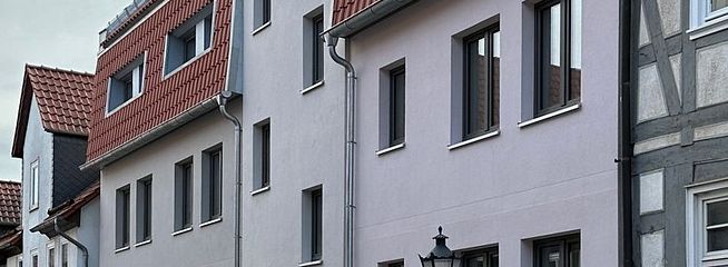 Compact and clever with balcony: Charming 1-room apartment incl. fitted kitchen – Frontansicht