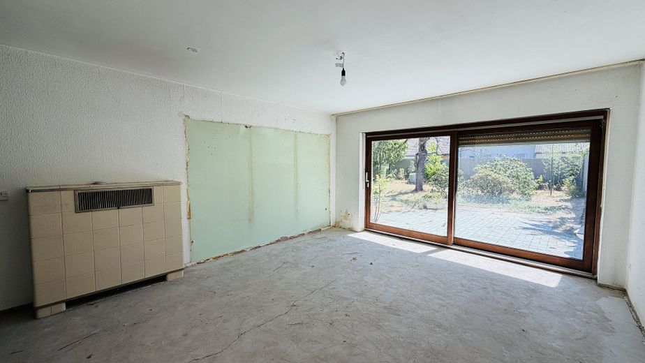 Rohdiamant in Top-Lage: Ebenerdiger Bungalow mit großem Garten – viel Platz für Familien – Wohnzimmer