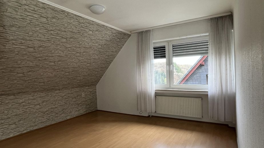 Bright 3-room apartment with fireplace & extra room in Gummersbach – available immediately – Schlafzimmer