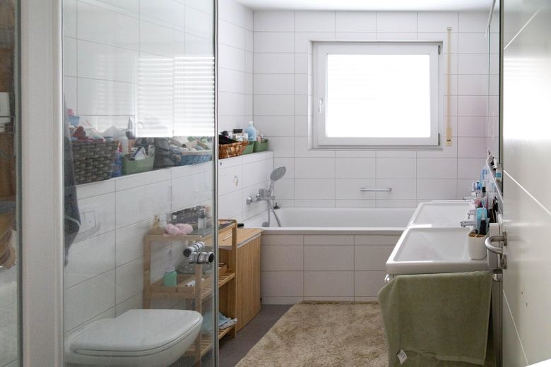 Moderno, senza barriere, esclusivo: fantastico appartamento di 4 locali a Pattonville – Bad
