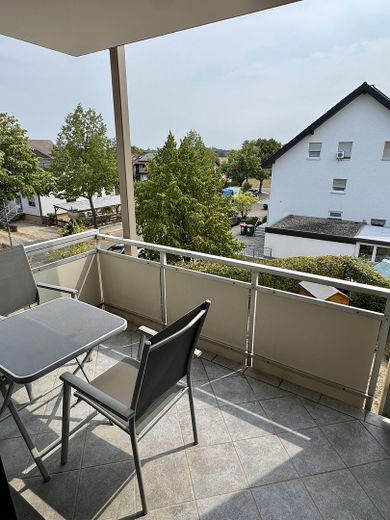 Modernisierte 2-Zimmer-Wohnung mit Balkon, Einbauküche und Tiefgaragenstellplatz – Balkon