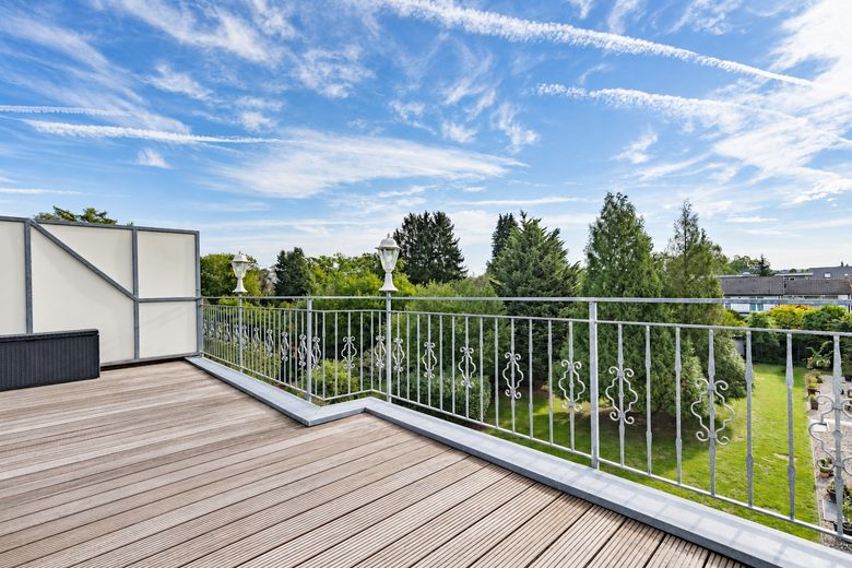 Hochwertig modernisierte Endetagenwohnung in begehrter Wohnlage – provisionsfrei – Terrasse