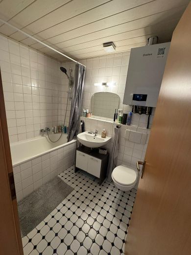 Gemütliche 3-Zimmer-DG-Wohnung (64 qm) – Perfekt für Studenten & Pendler nahe FH Niederrhein – Bad 2