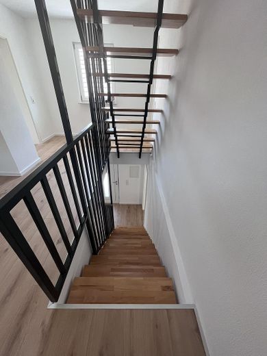 Neu saniertes Reihenendhaus in Harhausen mit Gartenanteil – Treppenhaus