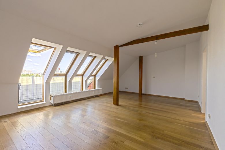 ब्रोकर कमीशन-मुक्त! ऊपरी मंज़िल, 91m², 2 टैरेस, 2.5 कमरे – Licht, Raumhöhe, Weitblick