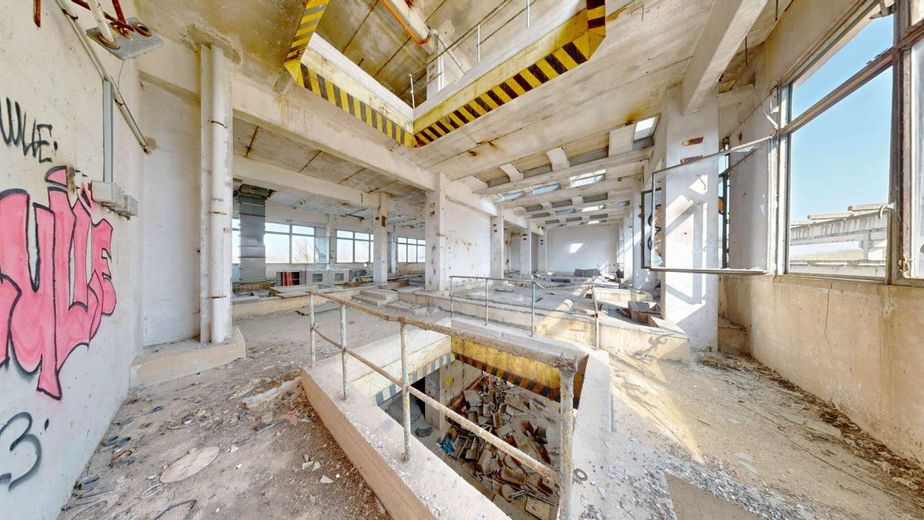 Bez prowizji miejsce inwestycyjne o dużym potencjale komercyjnym z halami, budynkami funkcjonalnymi i 2 bunkrami – 1.Obergeschoss-Hauptraum_Funktionsgebaeude