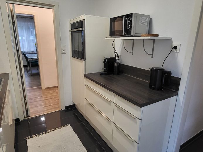 Volledig gemeubileerd 2,5-kamerappartement met balkon en inbouwkeuken in Stuttgart-West – Küche