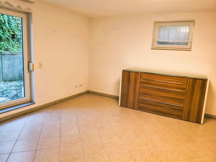 Familienfreundliche und gehobene Doppelhaushälfte mit Erdwärme und ohne Provision – Schlafzimmer Souterrain 2
