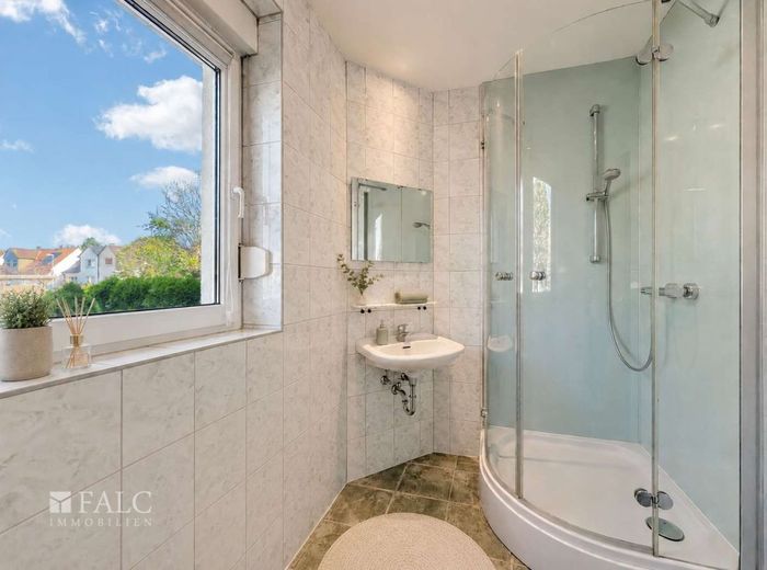 Commission-free. Well-equipped semi-detached house in a prime location! – Badezimmer Erdgeschoss