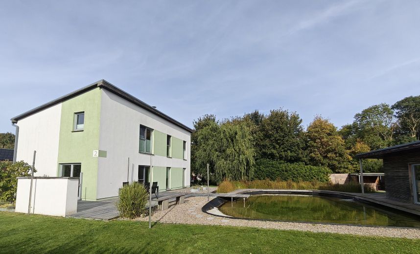 Architektenhaus mit Naturteich, Sauna, Solar + vielseitigem Nebengebäude – Foto 1