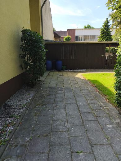 Charmante 3-Zimmer-Dachgeschosswohnung mit Garten – nur 2 Minuten zum Banter See – Garten