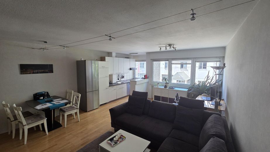 Vivienda moderna en Unterbilk: elegante apartamento con plaza de garaje subterráneo. – Offener Wohn- und Essbereich m