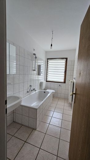 Bad mit Badewanne und Fenster