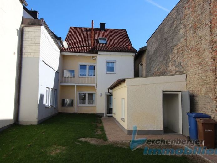 Wohnhaus mit Hinterhofgarten im Plattlinger Zentrum – Foto 1