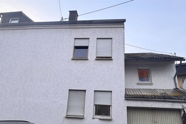 Günstiges Eigenheim, ideal für Handwerker: Doppelhaushälfte mit Garage und Hof