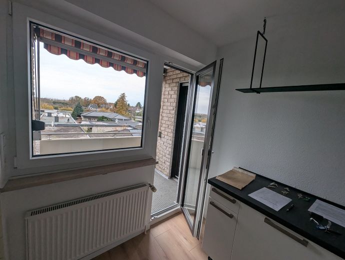 Küche mit Balkontür