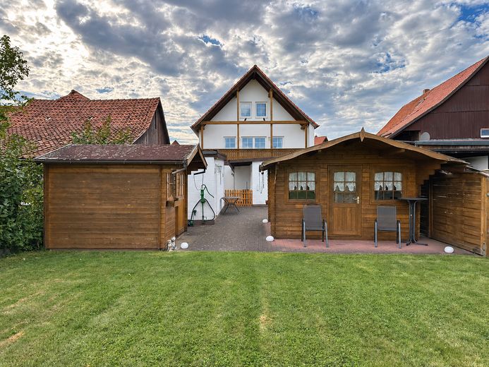 Two-family house with two garages and a large garden in Berka – Gebäuderückseite