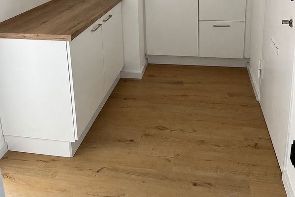 Joya residencial lista para entrar a vivir, con cocina a medida y tranquilo balcón con vistas al verde: ¡sin comisión!
