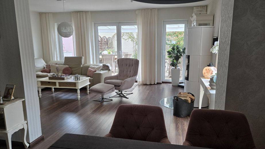 Von Privat : Doppelhaushälfte mit Sonnigem Garten – Wohnzimmer