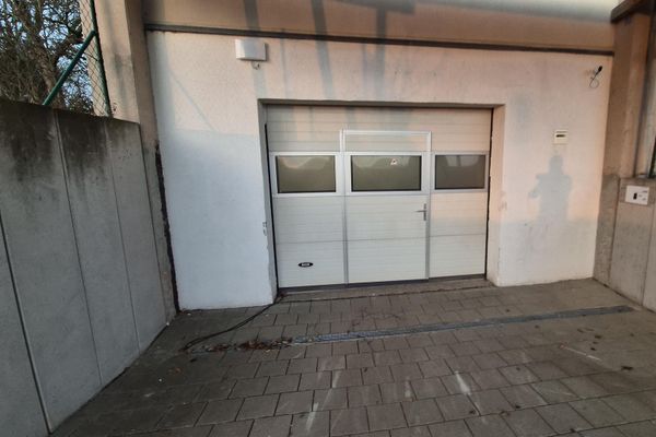 SANS COMMISSION à Altensteig : 700 m² de surface commerciale polyvalente avec places de parking