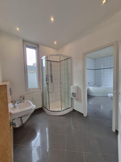 Mehrfamilienhaus, Dreifamilienhaus mit Loft Charakter u. Dachterrasse in Krefeld – Badezimmer Wohnung 2