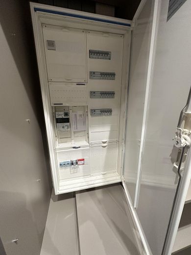 Erstbezug 2026 | Designer-Küche | Balkon | Ankleide | ruhig | teilmöbliert | mit Anmeldung – neue Elektrik