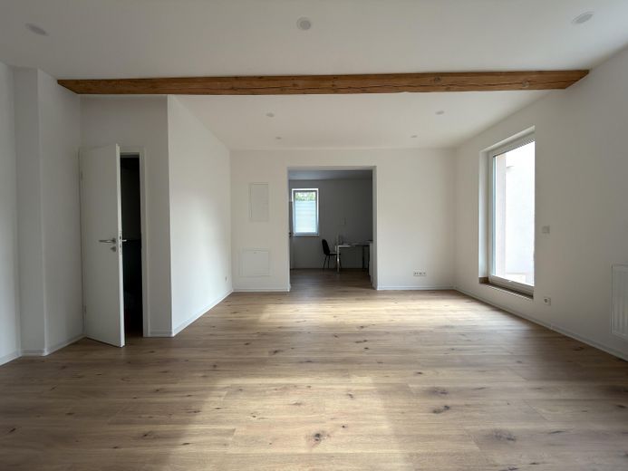 Kernsaniertes ZFH – 2 vermietbare Whg., Energieklasse A, 1.450 € Sollmiete – Wohnzimmer EG