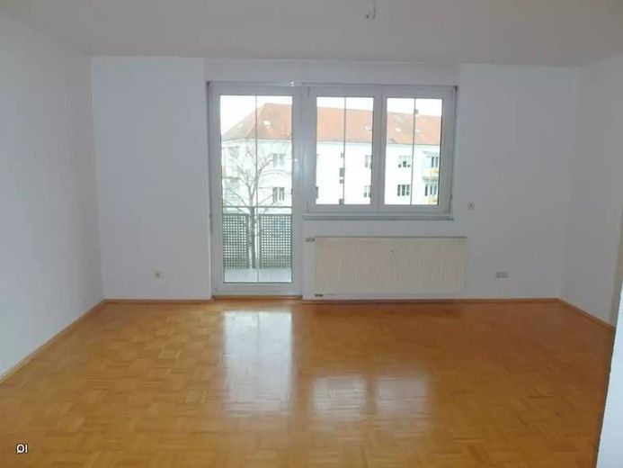 WOHNUNGSPAKET MIT 4 VERMIETETEN EIGENTUMSWOHNUNGEN + TG – Wohnzimmer Beispiel