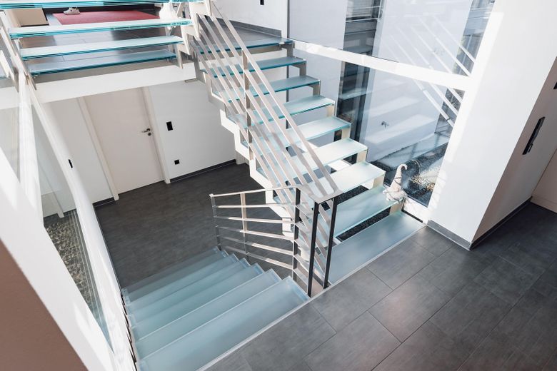 Freistehendes Einfamilienhaus bezugsfertig in unverbaubarer Südlage - Preis VB – Treppenhaus