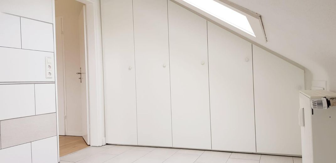 Badezimmer mit Einbauschrank