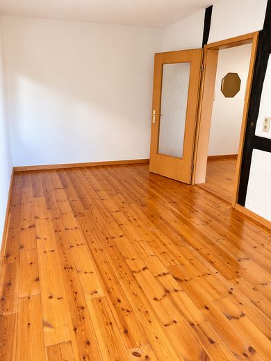 Charmante 2-Zimmer-Wohnung im Gutshaus – Naturidylle vor den Toren Stralsunds – Wohnzimmer