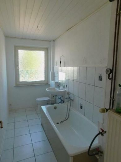 4-Zimmer-Eigentumswohnung 84m² mit Balkon &amp; Fernblick - sofort bezugsfrei in Idar-Oberstein – SB6 Badezimmer