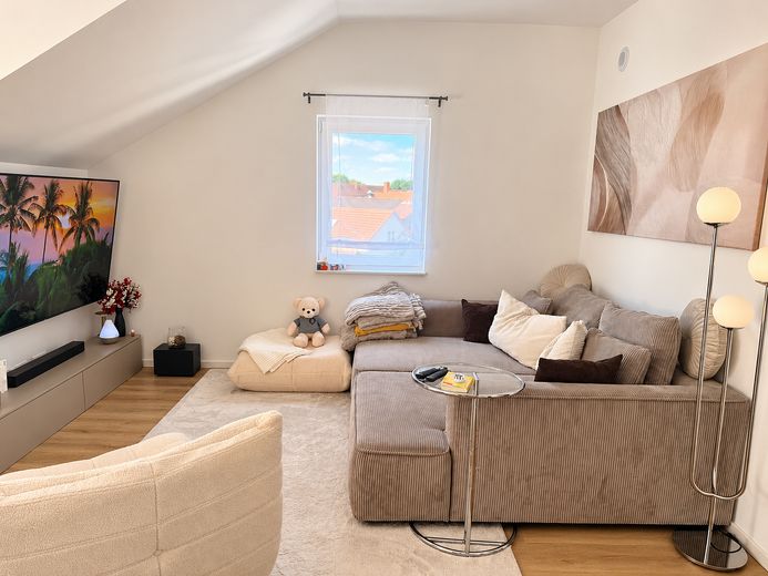 Modern 2-kamerappartement op de bovenste verdieping (A+) met parkeerplaats in de ondergrondse garage – zonder makelaarscourtage – Wohnbereich