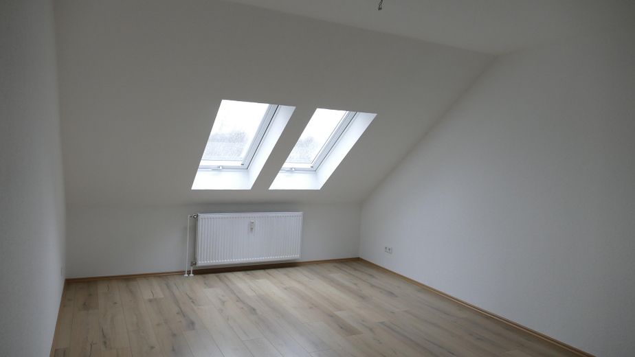 BEZUGSFREI ab 01.11.26: 4-Zi.-Maisonette (109m²) mit TG-Stellplatz & Balkon in Uni-Nähe! – Zimmer