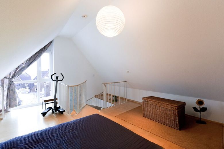 2-Zimmer-Idylle mit Balkon - nur 2 km zum Strandtraum! – Schlafzimmer
