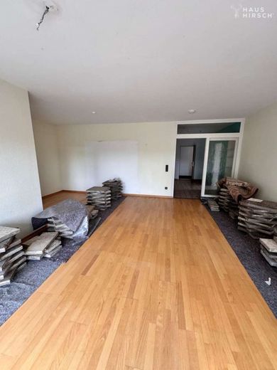 Renovierungsbedürftige Dreizimmerwohnung mit traumhaftem Ausblick – Wohnbereich