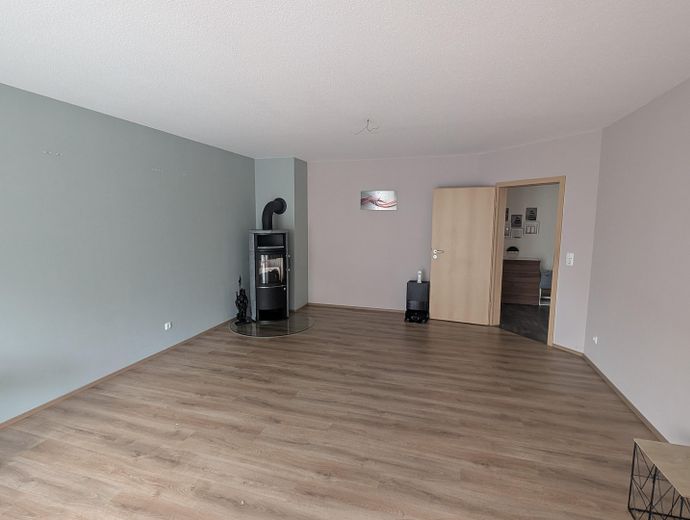 Großes Wohnzimmer mit Kamin