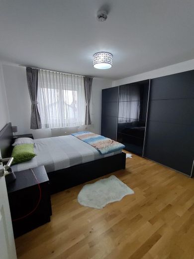 Attraktive 3-Zimmer-Wohnung mit Einbauküche, Garten und PV-Potenzial – Schlafzimmer