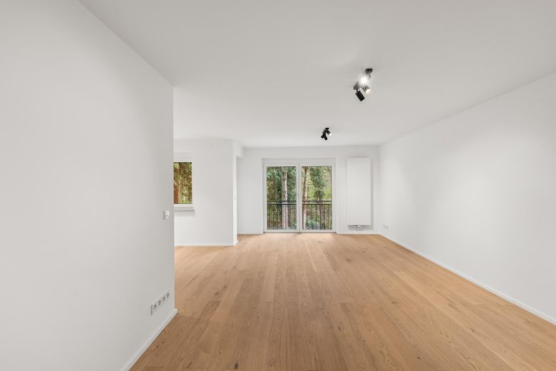 Exklusiv modernisierte 4-Zimmer-Wohnung mit Balkon in ruhiger Wohnlage – Erstbezug – Wohnzimmer