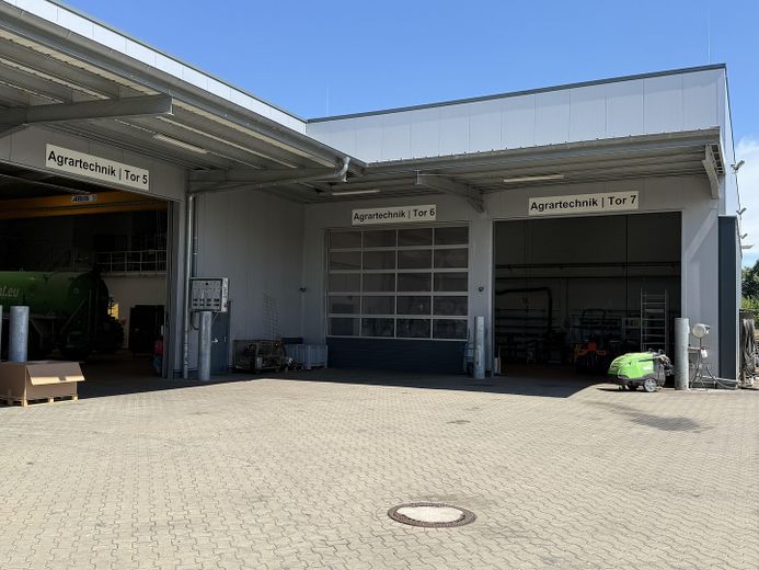 Modernes Technikcenter mit Ausstellungshalle und großem Grundstück direkt an der B444 – Außenansicht