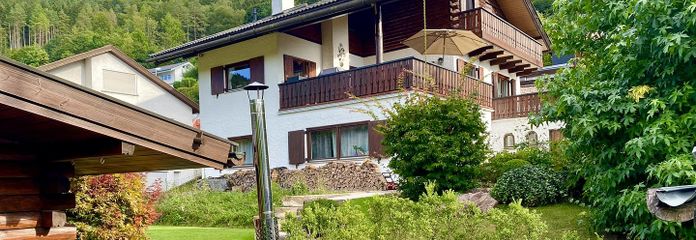 Maison individuelle avec appartement indépendant et vue dégagée *sans commission* – Hausansicht mit Garten