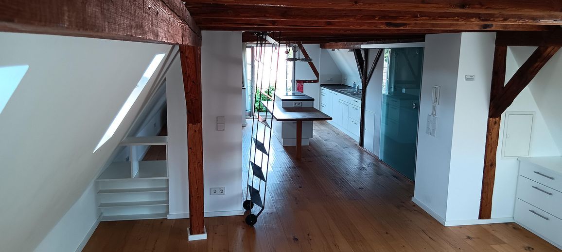 Old building gem - studio with castle view – Wohnzimmer Blick Küche/EZ