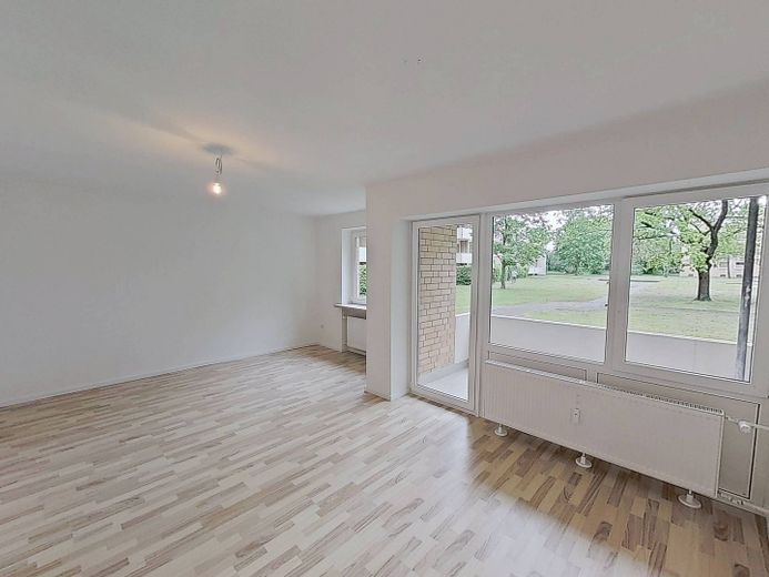 Große 2-Zimmer-Erdgeschosswohnung mit schönem BALKON – Ansicht II: Wohn- und Esszimm…