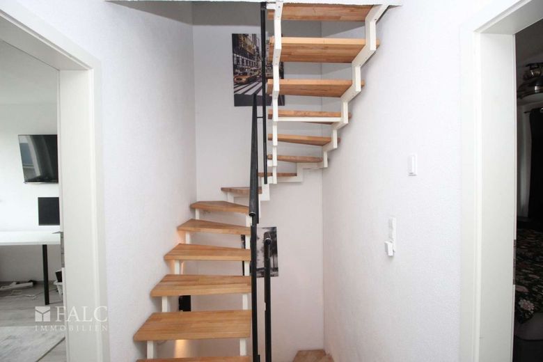Junges Reihenendhaus für neue Besitzer – Treppe