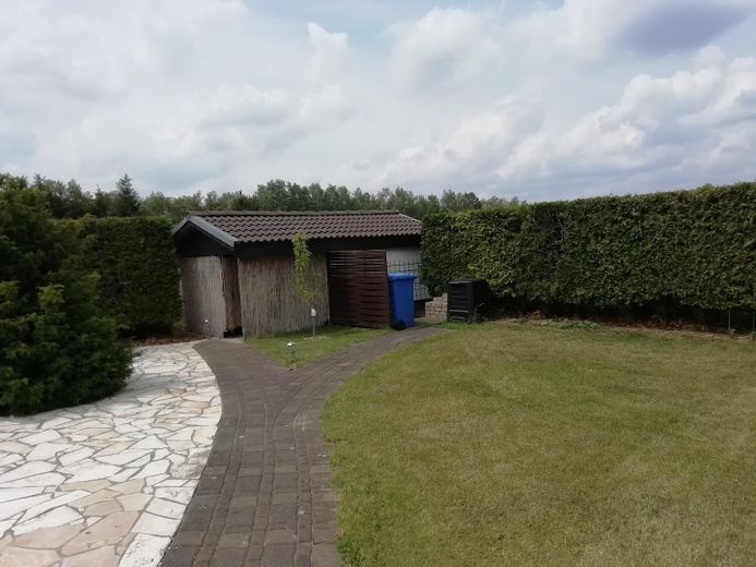Einfamilienhaus plus Ferienhäuschen – Garten