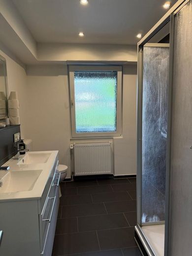 ***4-5-Zimmer Wohnung mit Garten*** – Badezimmer