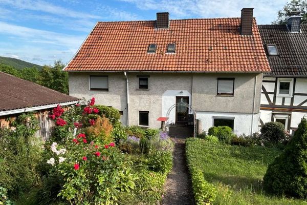 Casa unifamiliare con ampi spazi e potenziale, oltre a fabbricati accessori, a Waldkappel - Rodebach