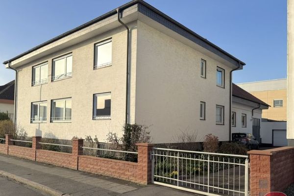 Property at RNZ - 735m² living/useable area, 3 apartments, workshop, storage & double garages