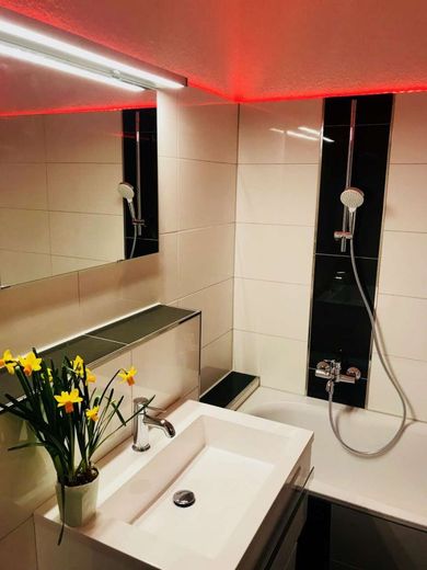 68 m², 2 Zimmer – Bad Beleuchtung rot