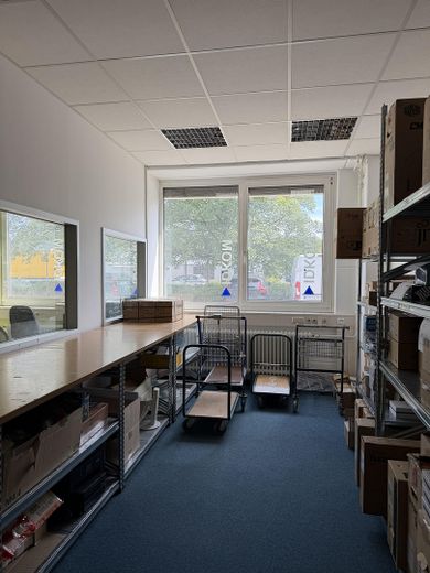 Helle Bürofläche ca. 100 m² – mit 3 Räumen und Stellplätzen – Büro 18 m²